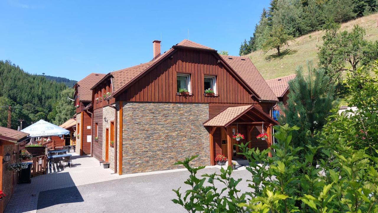Hotel U Veselé lišky Hutisko Exterior foto